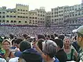La multitud llena la Piazza del Campo en los instantes anteriores a la partida.