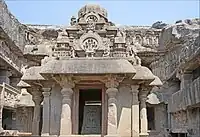 Gavakshas elaboradas en la cueva jainista 32 de principios del siglo&nbsp;IX en Ellora.