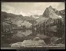 una vieja imagen de un lago en fronte de grandes montañas en utah