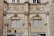 Hôtel de La Mamye: arcadas y galerías.