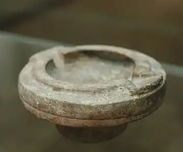 Lámpara de aceite de granito, Camiros (Rodas) (Edad del Bronce, ca. 1500/1400 a. C.)