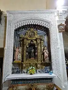 Yeserías de estilo Cisneros y  retablo del siglo XVIII