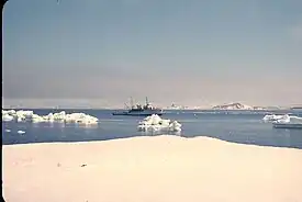 Patrullera chilena Lientur en Cooper Mine, isla Robert, 1958.