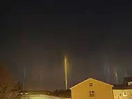 Pilares de luz en una fría noche invernal de enero 2016 en Estocolmo, Suecia.
