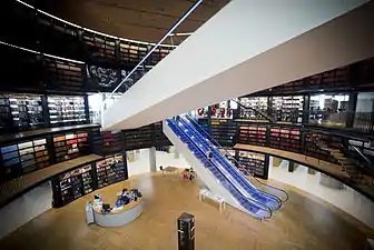 Parte del interior de la Biblioteca de Birmingham