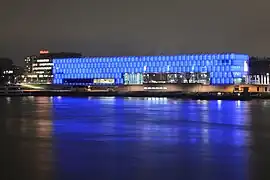 El museo Lentos, inaugurado en 2003, iluminado de azul