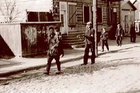 Activistas del LAF acompañando a un comisario del Ejército Rojo arrestado en Kaunas.