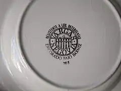 Marca estampada en el reverso de un plato de cerámica blanca con dibujos azules. Fabricado por Los Vargas a mediados del siglo&nbsp;XX.