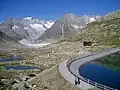 Märjelensee, en el fondo el refugio de montaña Gletscherstube