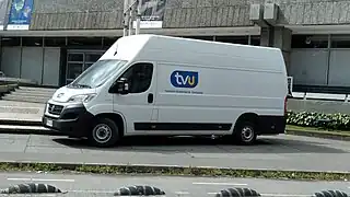 Unidad Móvil de TVU, afuera de la Pinacoteca de la Universidad de Concepción.