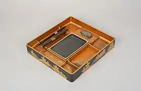 Compartimentos interiores de una Suzuri-bako del siglo&nbsp;XIX.