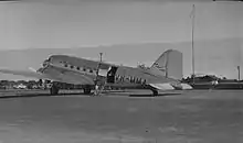 Douglas DC-3 de MacRobertson Miller Airlines en un aeródromo del noroeste de Australia Occidental (hacia 1948)