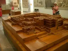 Maqueta de la estructura del palacio de Cnosos. Fue una asombrosa ciudad palatina ubicada en Creta, de características nunca antes vistas (red de tuberías, posición compleja en las gradas del interior, dimensiones muy superiores a otros palacios contemporáneos, etc.), por lo que se cree que de la civilización minoica, los egipcios ―no los griegos―, se inspiraron en el mito de la Atlántida. Las teorías arqueológicas sobre el catastrófico final de la cultura minoica, asociado a la llamada «erupción minoica» del volcán que produjo la caldera actual de la isla Santorini (siglo&nbsp;XVII&nbsp;a.&nbsp;C.), también permiten su asociación con ese mito.