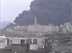 El petrolero Aegean Sea ardiendo detrás de la Torre de Hércules en 1992.