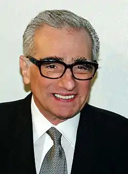 Imagen de Martin Scorsese sonriendo lejos de la cámara.