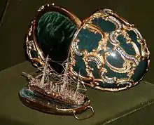 Objeto de vertu por excelencia, el "Huevo memoria del Azov" de Fabergé (1891), contiene una maqueta de barco labrada en oro.