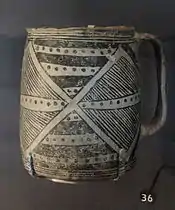 Una imagen en color de una vasija de cerámica negro sobre blanco