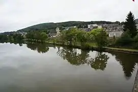 El Mosa frente a la antigua fábrica de armas de Nouzonville (hoy un museo)