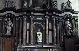 Retablo de traza barroca de la capilla de la Madonna de Brujas (que exhibe en su centro una talla de Miguel Ángel de comienzos del siglo&nbsp;XVI) en la iglesia de Nuestra Señora de Brujas.