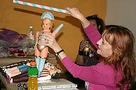 La artista mexicana María Eugenia Chellet en su taller de Muñecas Lupe