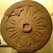 Rueda de la ley (Dharmacakra), Mon, arte de Dvaravati, siglo&nbsp;VIII.