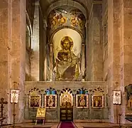Iconostasio y mosaico del ábside.