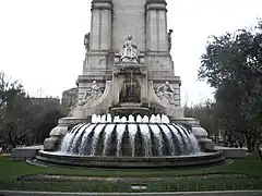 Flanqueando la Alegoría de la Literatura se encuentran una alegoría del Misticismo y otra del Valor Militar, sobre una fuente.
