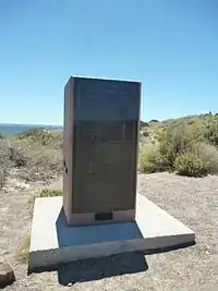 Monumento del desembarco en Punta Cuevas. La placa contiene los nombres de los 153 colonos.