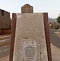 Monumento roto de Rafael Flores E.