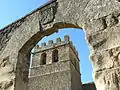 Campanario a través de la puerta del atrio