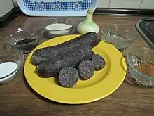 "Morcilla de Aranda" rodeada de sus principales ingredientes.