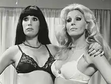 Casán junto a Susana Giménez en A los cirujanos se les va la mano (1980).