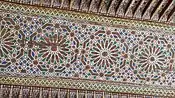 Motivos geométricos pintados en un techo de madera en el Palacio de la Bahía de Marrakech (finales del siglo&nbsp;XIX)