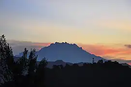Monte Kinabalu Visto desde KK por la mañana