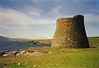 El broch de Mousa es el mejor conservado de estas estructuras de doble muro, con cámara entre ellos y por la que se podía circular. No eran fortificaciones ya que no disponen de ningún elemento defensivo.