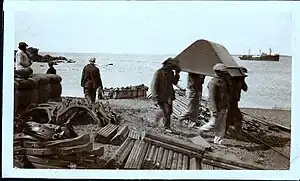 Descargas en el muelle ferroviario. Aun costado también hay fardos de lana para embarcar y exportar.