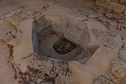 Piscina bautismal del s.&nbsp;VI en la Iglesia de Notre-Dame du Brusc (Francia).