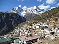 Namche bazaar en el regazo de la montaña