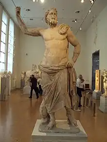 Localización: Museo Arqueológico Nacional de Atenas.  Altura: 2,35 metros.  Autor: desconocido.  Fecha de construcción: 125 - 100 a.C.  Lugar de descubrimiento: Milos, Cícladas. Fecha de descubrimiento: 1877.