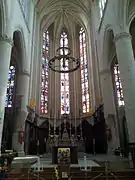 Nave hacia el coro. Detrás del coro, vidrieras de veinte metros de altura colocadas en el siglo&nbsp;XVI. La de la izquierda se atribuye a Georges Millereau; las otros dos son de Nicolas Droguet.