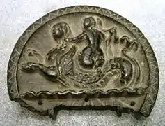 Panel de piedra con nereida cabalgando un monstruo marino, Sirkap, siglo&nbsp;II&nbsp;a.&nbsp;C.