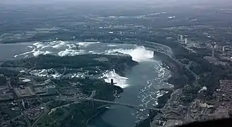 Vista aérea de las cataratas del Niágara, que separan a EE&nbsp;UU y Canadá.