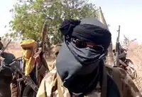 Bandidos nigerianos armados con fusiles de asalto AK-47 Kalashnikov y granadas propulsadas por cohete RPG-7.