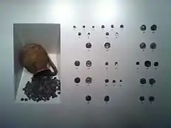 Monedas griegas en el Museo Nacional de Arte de Cataluña (MNAC). El llamado "Tesoro de la Neápolis", 897 fracciones de plata dentro de un olpe seudojónico. Siglos VI - IV&nbsp;a.&nbsp;C.