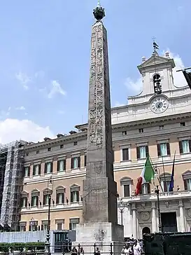 Obelisco de Montecitorio, trasladado a Roma el año 10&nbsp;a.&nbsp;C. por orden de Augusto desde Heliópolis donde había sido erigido por Psamético II (XXVI dinastía, hacia 589&nbsp;a.&nbsp;C.)