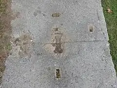 Detalle del estilóbato, con la marca para unir dos bloques.