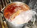 Olla con el caldo de la birria