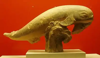 Fragmento de terracota con forma de delfín saltando sobre las olas. Probablemente acrótera de un tesoro. 400 a.&nbsp;C.