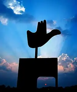 El monumento de la mano abierta
