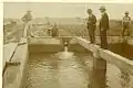 Oscar Zagazeta Valderrama con personal supervisando obra en el reservorio del manantial "La Guerica".